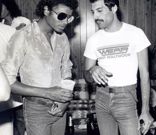 Michael-Jackson-and-Freddie-Mercury-608x525
