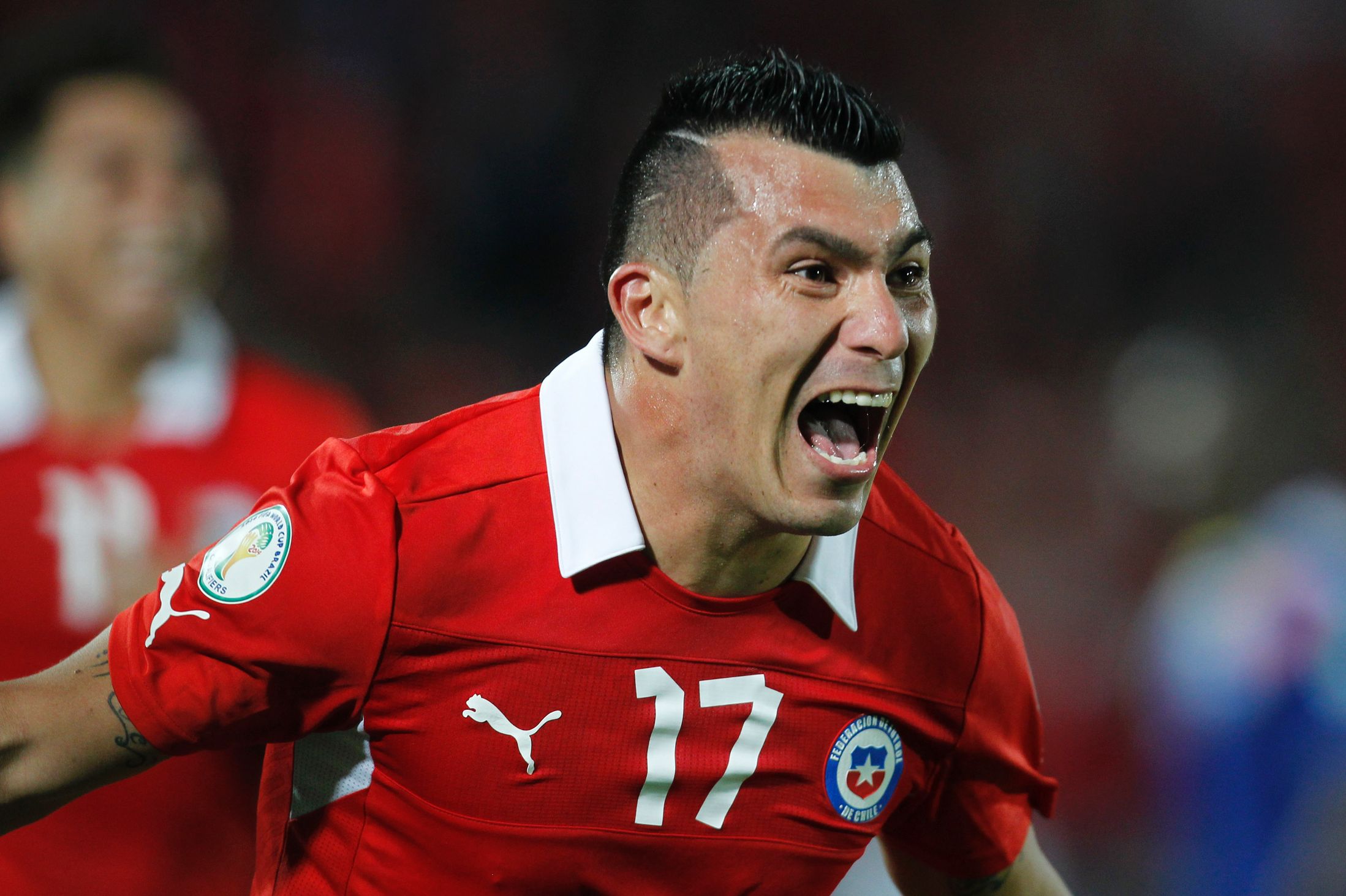 Codazo a gary medel