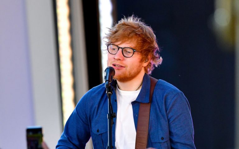 Mira a Ed Sheeran tocando instrumentos musicales cuando
