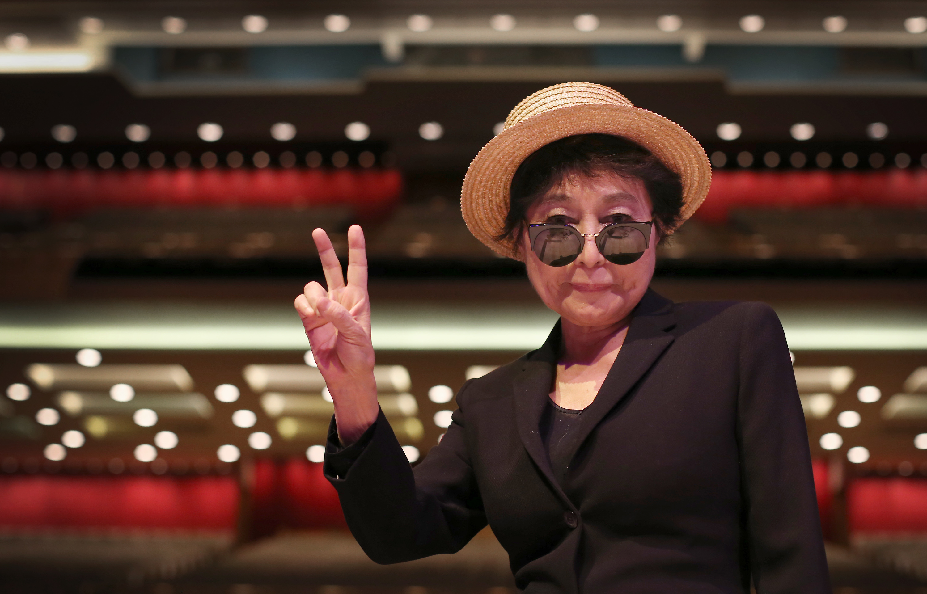 Вдова джона. Yoko Ono. Леннон и Йоко. Йоко оно фото. Йоко оно в шляпе.
