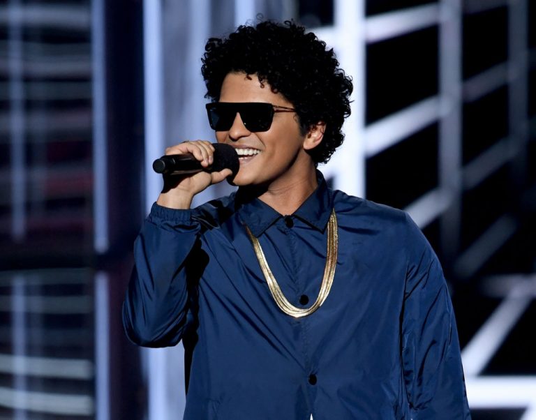 Bruno Mars se burló de nuevo look de The Weeknd — Radio Concierto Chile