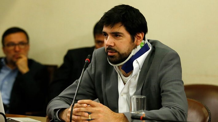 Joaquín Lavín Jr. llegó con cuello ortopédico al Congreso — Radio Concierto  Chile