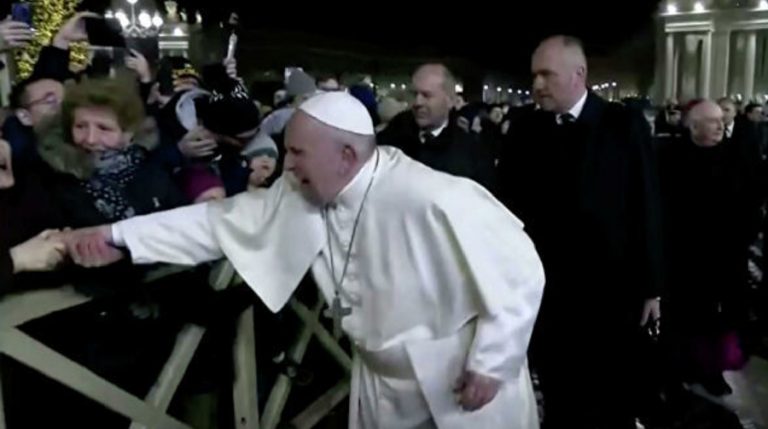 Papa Francisco golpea a fiel