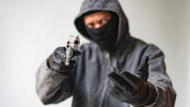 Ladrón armado pistola trapero web