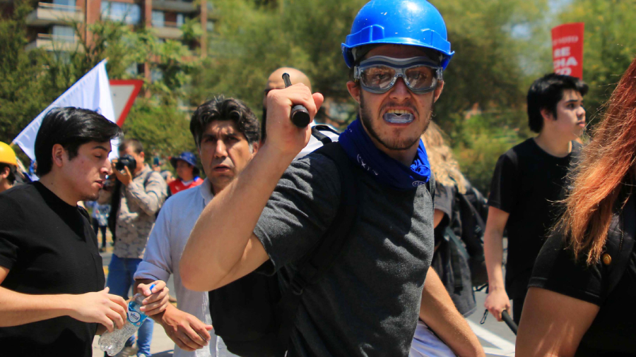 Manifestante del Rechazo agrede a periodistas
