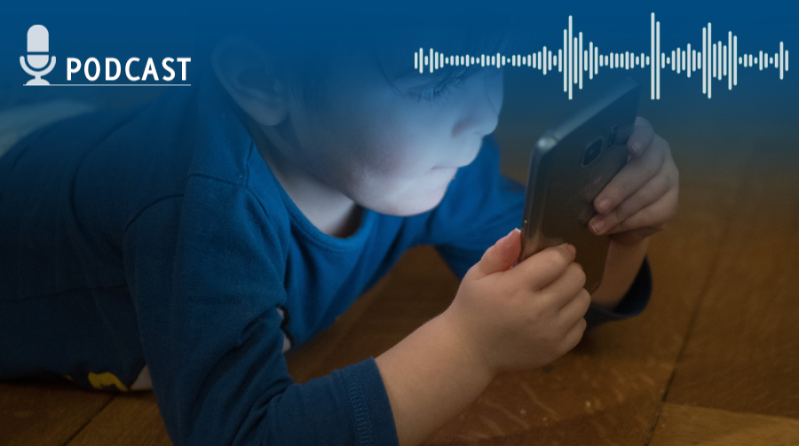 Niño usando celular