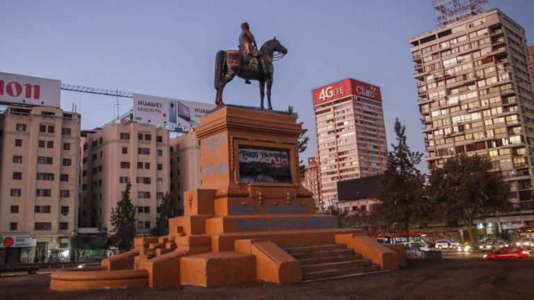 Baquedano estatua intendente guevara