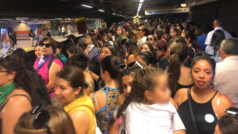 Mujeres repletan estaciones de metro camino a marcha del 8M