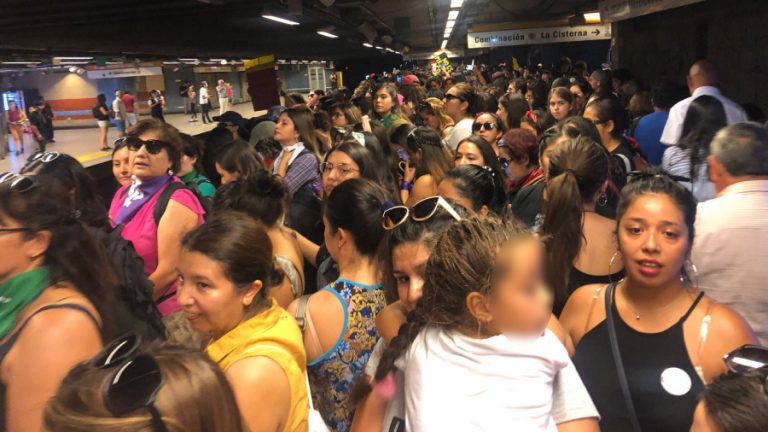 Mujeres repletan estaciones de metro camino a marcha del 8M — Radio  Concierto Chile