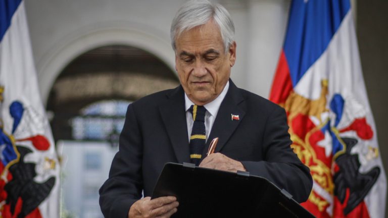Piñera firma ley ingreo minimo