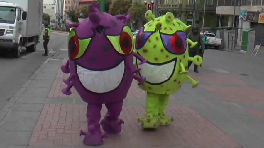 Policías disfrazados Coronavirus