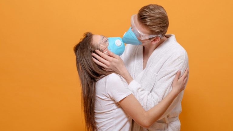 sexo en tiempos de covid-19 mascarilla