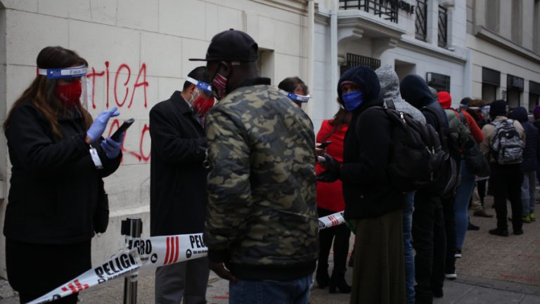 Calle tenderini AFP filas