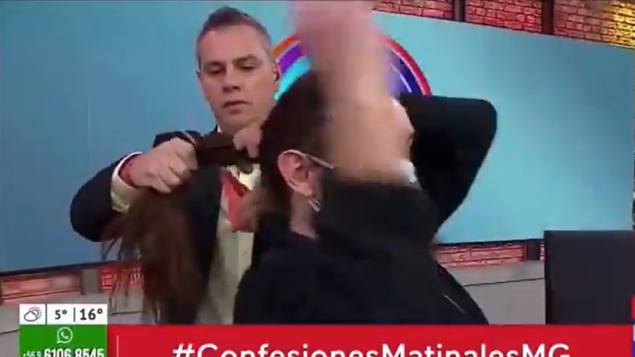 Viñuela le corta el pelo a camarógrafo mucho gusto