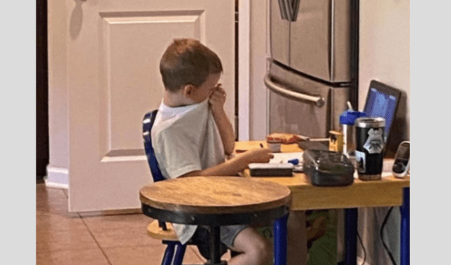 Niño frustración clases online