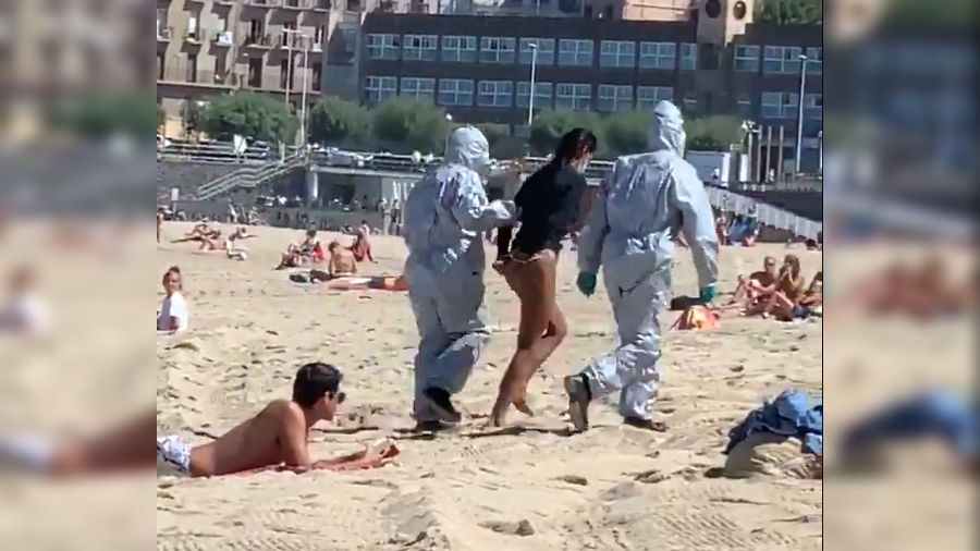 mujer surfista coronavirus