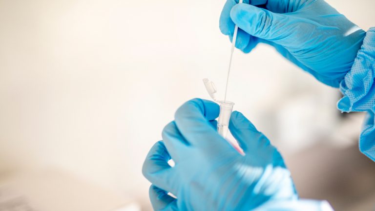 testeo coronavirus trazabilidad dentista GettyImages-1220224631 web