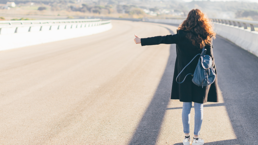 Mujer haciendo dedoGettyImages-1185256506 web