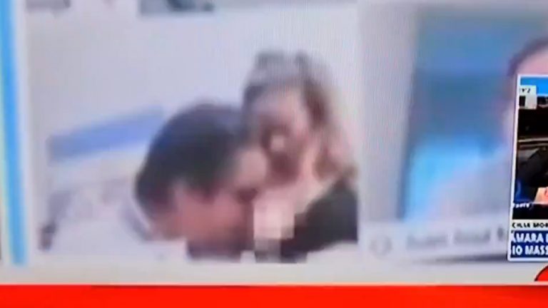diputado argentino besando la teta
