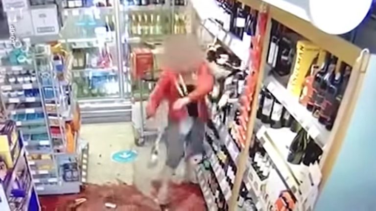 Mujer destroza tienda
