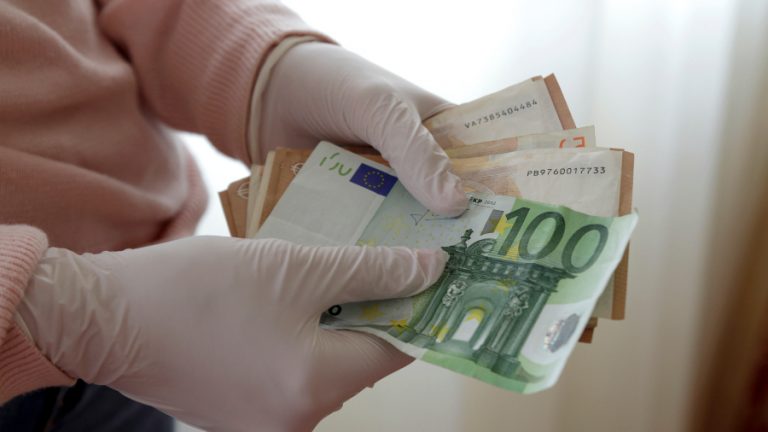 Euros billetes lavado de dinero GettyImages-1221021778 web