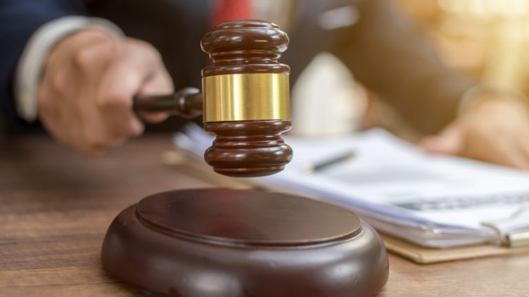 Juez hombre 41 años demanda a sus padres GettyImages-1133007687 web