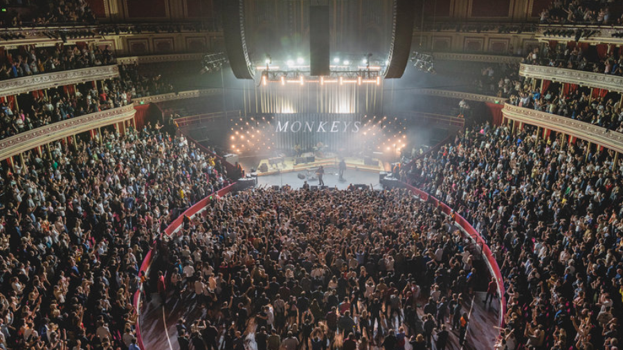 Arctic Monkeys lanzarán álbum en vivo inédito con fines benéficos