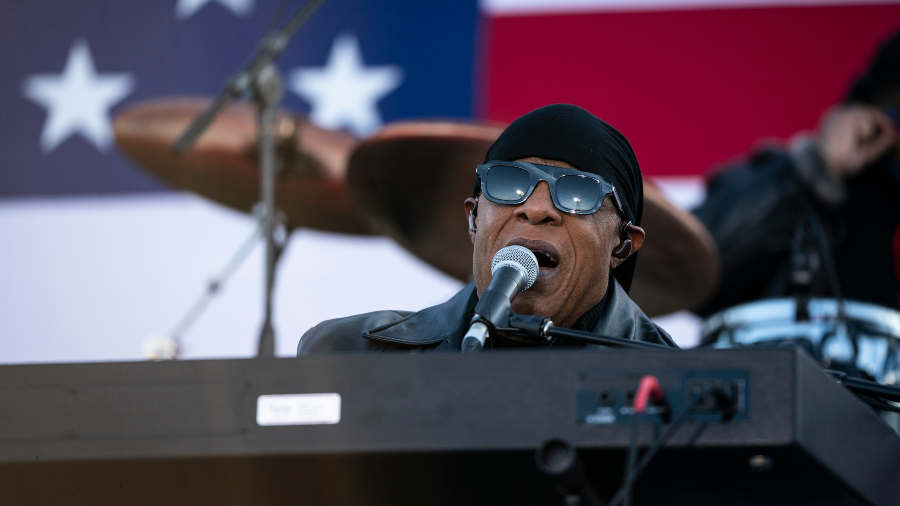 Stevie Wonder estrena en vivo dos canciones en apoyo a Joe Biden