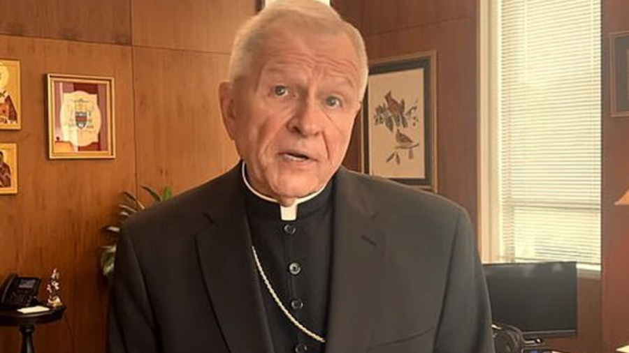 Arzobispo Gregory Aymond altar quemó