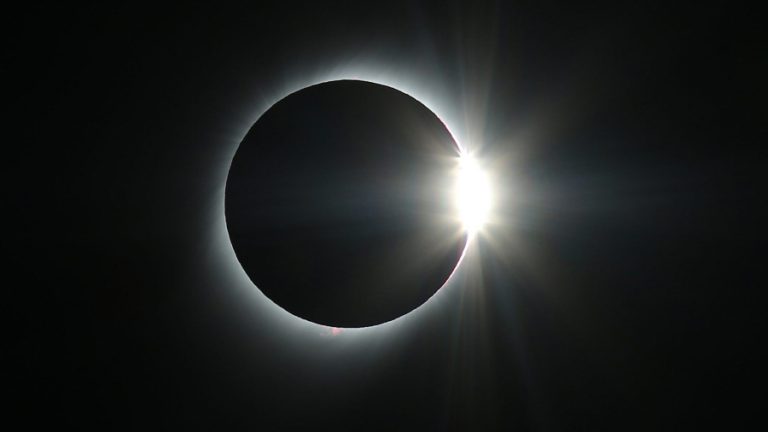 Eclipse solar total A_UNO_1089947 web