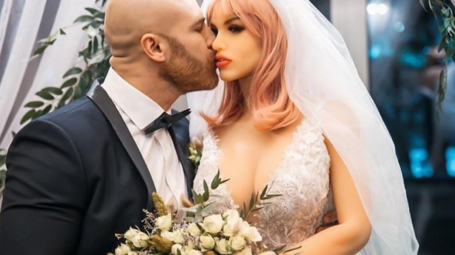 Fisicoculturista casado con muñeca inflable