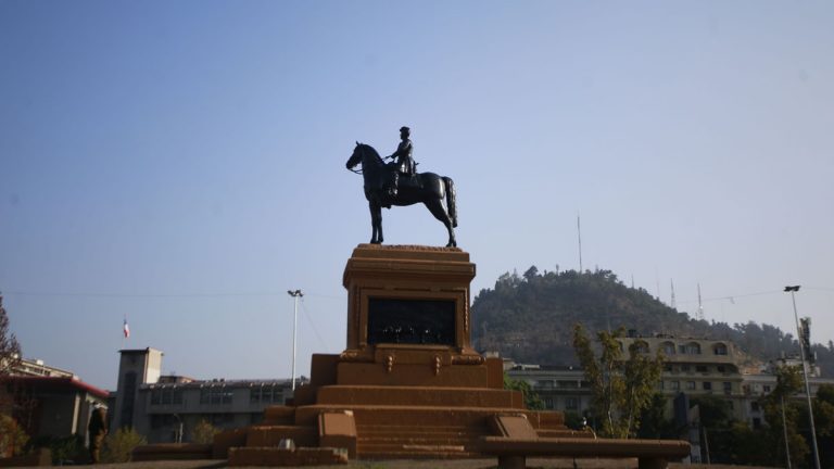 Estatua Del General Baquedano Amanece Restaurada Tras Ser Incendiada