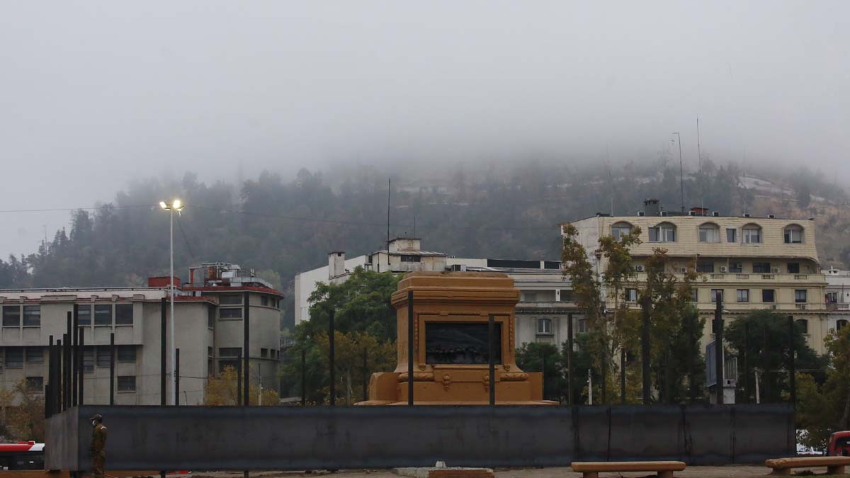 Transeúntes Reatratan La Nueva Barrera Instalada En El Monumento A Baquedano