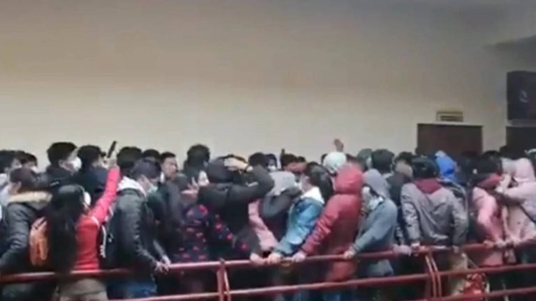 Universitarios Cayeron De Un Cuarto Piso Bolivia