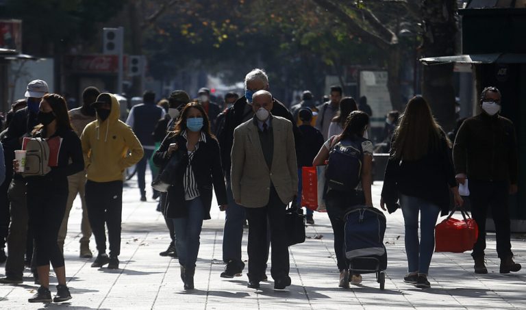 Gran Cantiadad De Personas Circulan En Santiago Centro