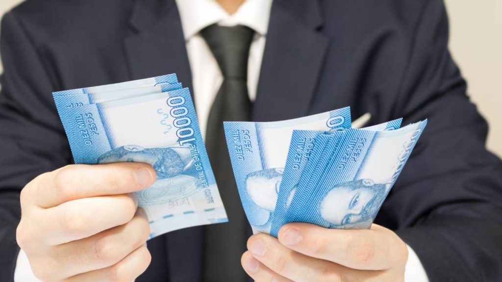 Impuesto A Súper Ricos Dinero Billetes Pesos