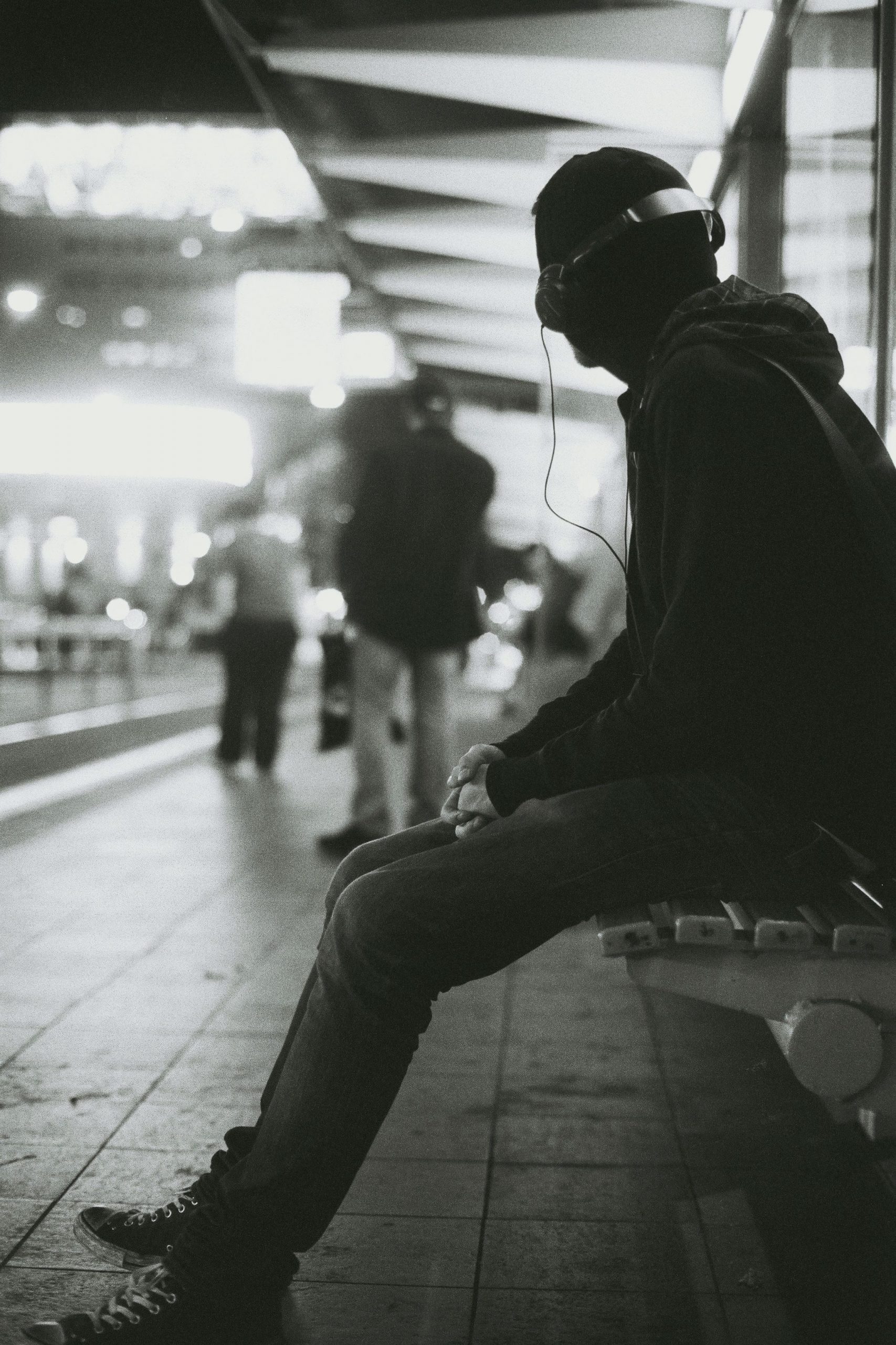 Joven Escuchando Música Triste