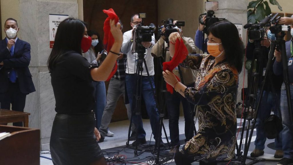 Camila Rojas Y Carolina Marzán Día Del Folclor Urbano Roberto Parra(1)