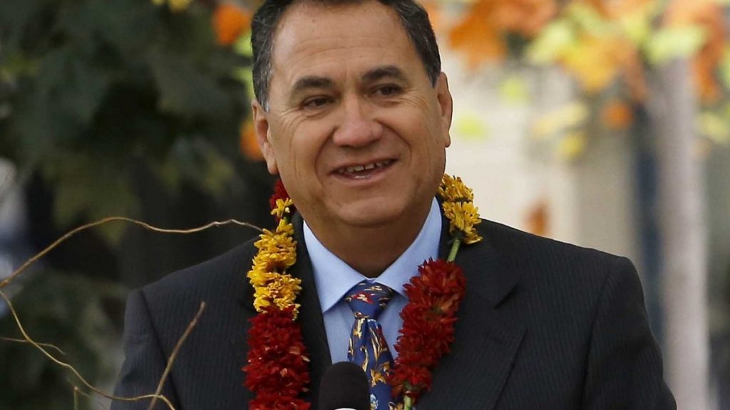 Pedro Edmunds Paoa(1)