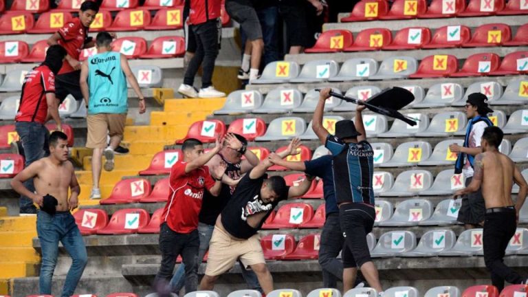 Pelea Entre Hinchas Del Fútbol