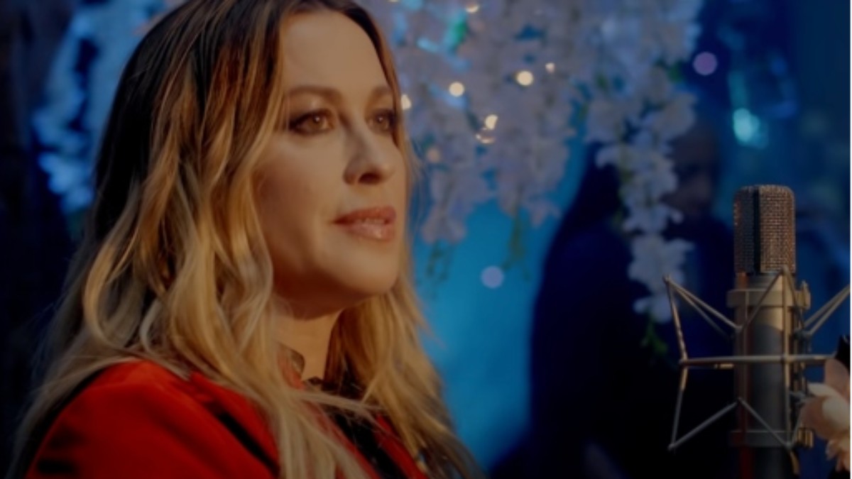 Alanis Morissette grabó versión orquestal de You Oughta Know para(02)