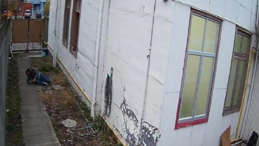 Hombre Arranca De Prostibulo