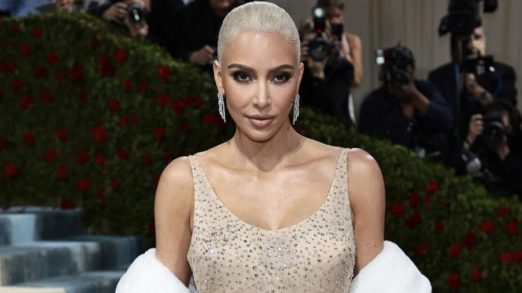  Kim Kardashian NO dañó el vestido de Marilyn Monroe — Radio Concierto Chile