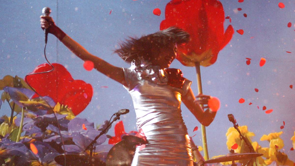 Yeah Yeah Yeahs vuelve con nueva canción ‘Spitting Off the Edge of the