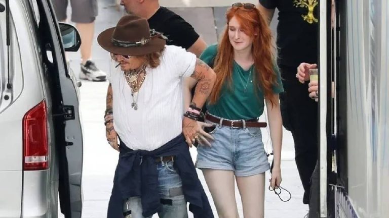 Johnny Depp Con Misteriosa Chica Pelirroja