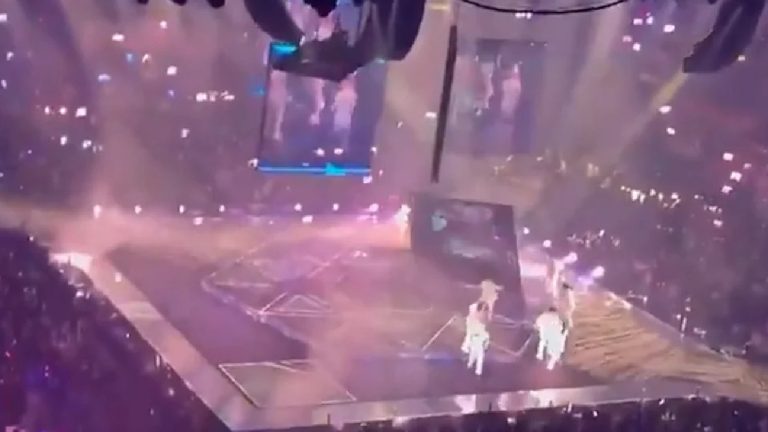 Pantalla Gigante Cae Sobre Cantante