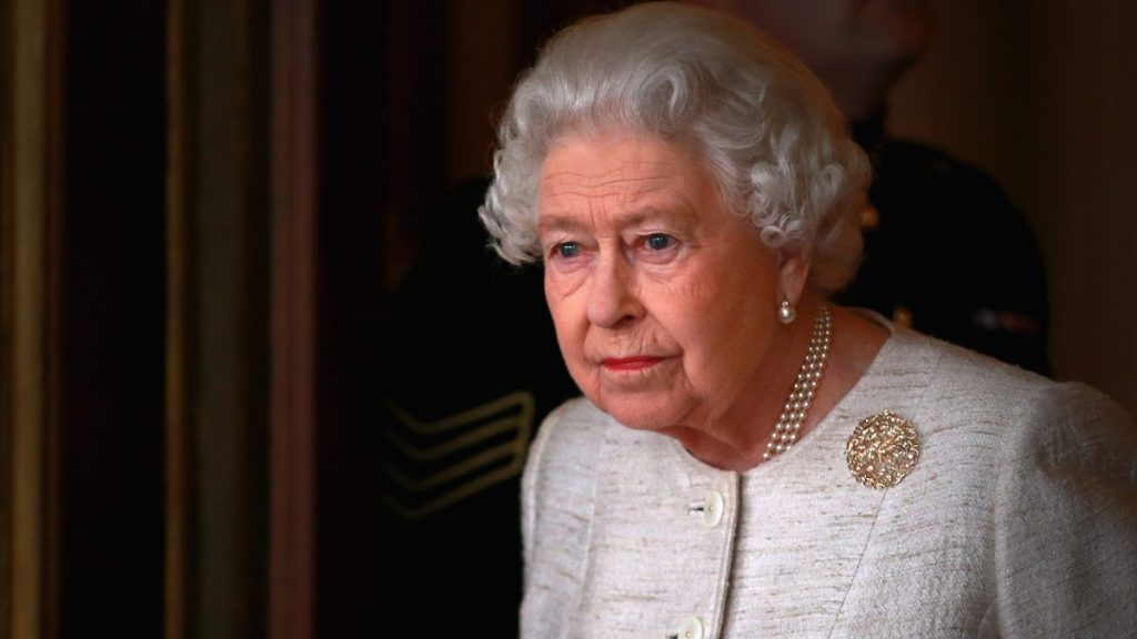 Reina Isabel II The Crown DEF