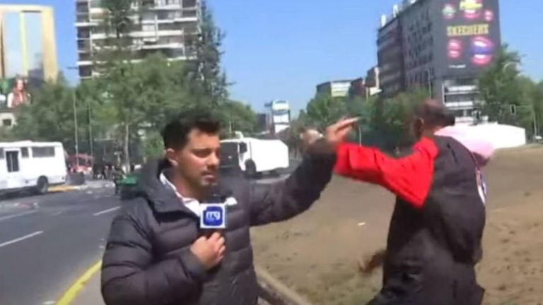 Pelea Entre Periodista Y Manifestante