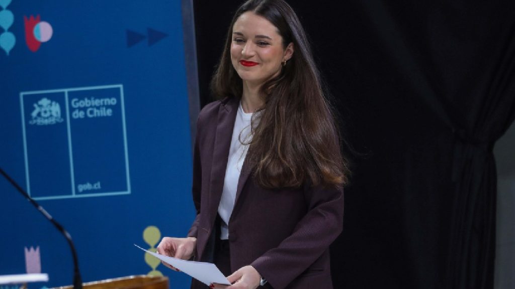 Irina Karamanos Se Va De La Moneda