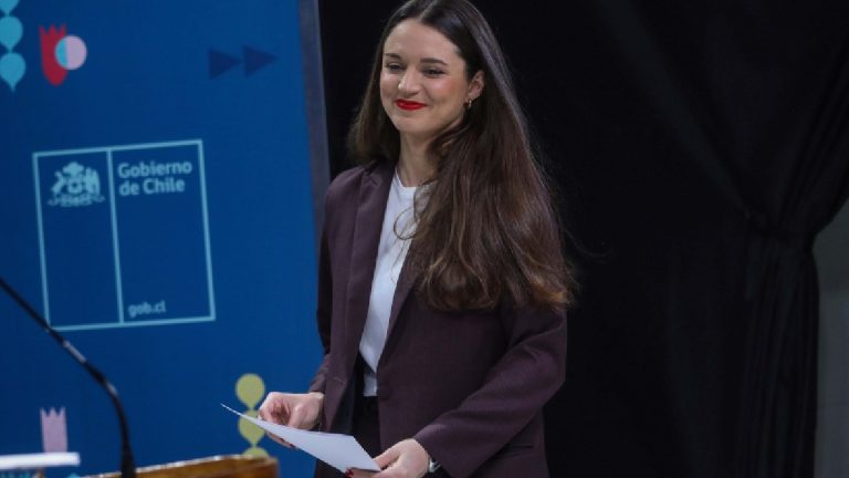 Irina Karamanos Se Va De La Moneda